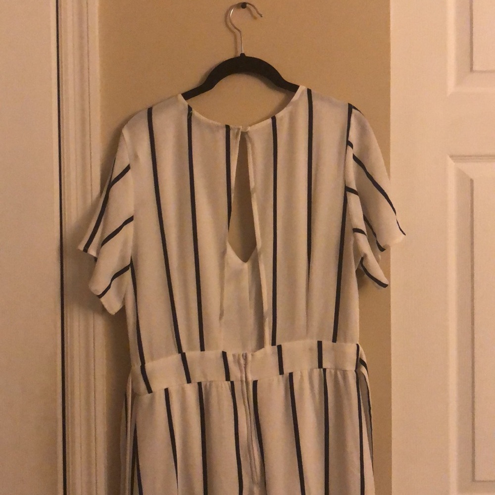 One piece set perfect for brunch, a night at a lounge, or dancing at the club. - Picture 3 of 4